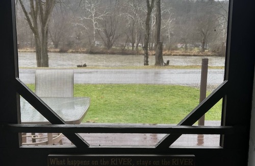 Irvine House | Lovely 2-bedroom house on the Allegheny River