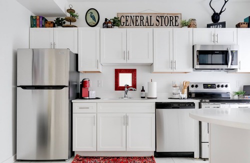 Fan District Apartment | Lovely 2 Bedroom in the Heart of The Fan