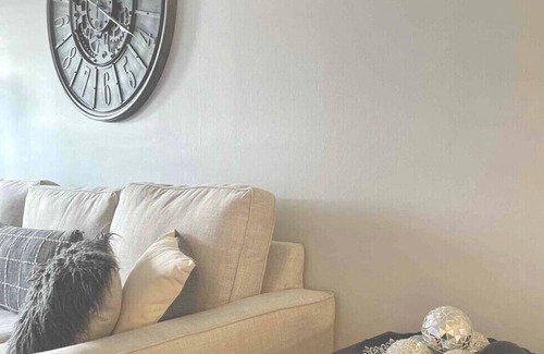 Reynoldsburg Apartment | lovely 2-bedroom rental unit with free parking