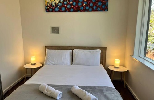 Toorak Apartment | Lovely 2 Bedroom Unit with HotTub,FreeWiFi Netflix