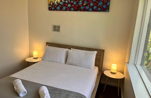 Toorak Apartment | Lovely 2 Bedroom Unit with HotTub,FreeWiFi Netflix