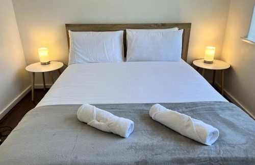 Toorak Apartment | Lovely 2 Bedroom Unit with HotTub,FreeWiFi Netflix