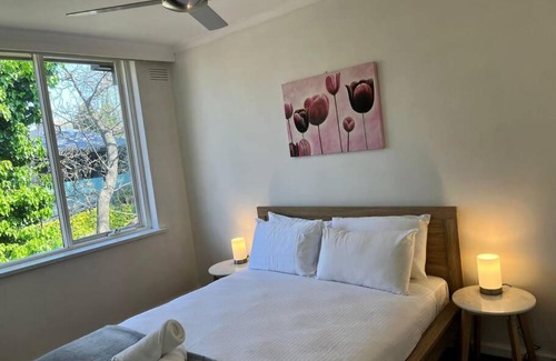 Toorak Apartment | Lovely 2 Bedroom Unit with HotTub,FreeWiFi Netflix
