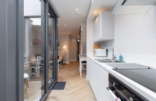 Portobello House | Lovely 2bed HOUSE with patio & fast reliable WIFI
