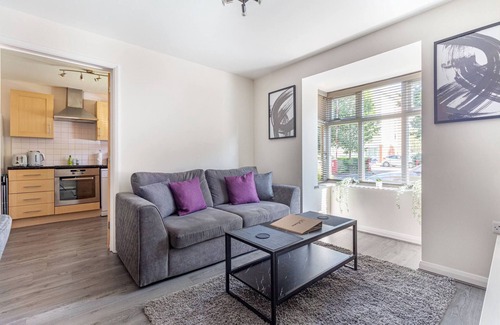 Redditch Apartment | Lovely 2BR Apt in the Heart of Redditch