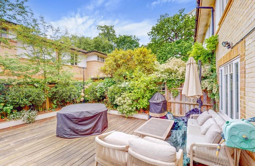 West Hill House | Lovely 3 Bed W/Patio 5 Min Walk to Bus Stops