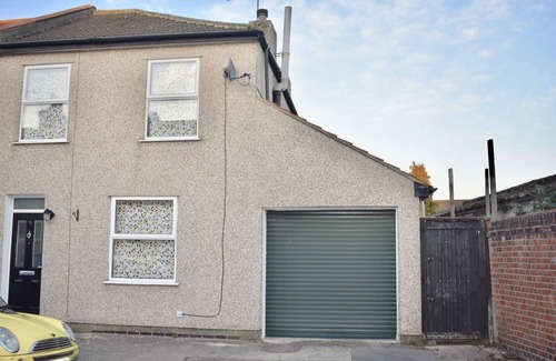 Woodside House | Lovely 3 bedroom home, open living/dining room, 2 bathrooms, garden and garage
