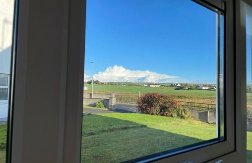 Liscannor House | Lovely 3-bedroom house with WiFi. Close to Cliffs of Moher and and Lahinch Golf.