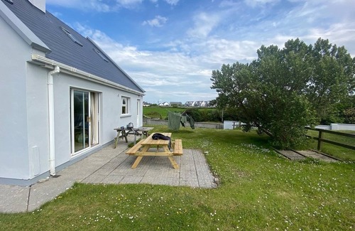 Liscannor House | Lovely 3-bedroom house with WiFi. Close to Cliffs of Moher and and Lahinch Golf.