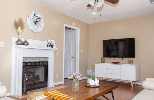Greenwood House | Lovely 3BR/2BA Condo in great location, cozy place