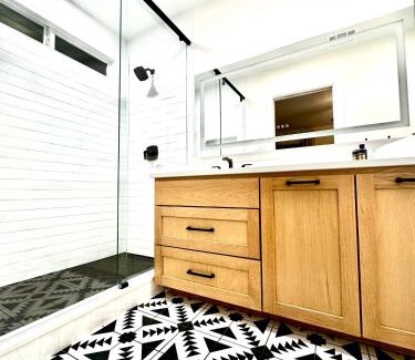 Manor House | Lovely 3BR with King Bed,15 Min from Downtown Austin