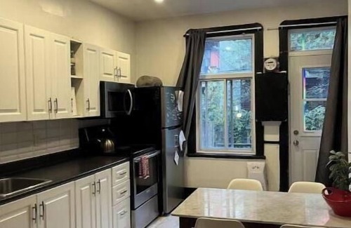 Mile End Apartment | Lovely 4 1/2 in Vibrant Mile End