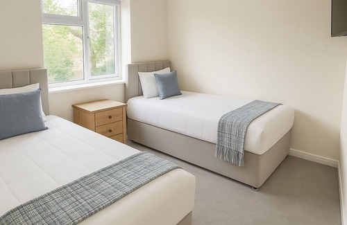 Maidenhead House | Lovely 4-bedroom house with WiFi in Maidenhead. Close to M4 and M25.