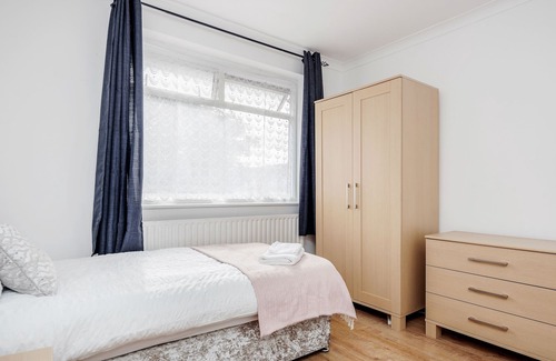 Havering House | Lovely 4-BedRoom House Near Romford Station