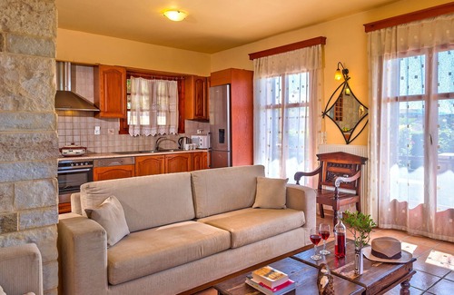 Stavromenos Villa | Lovely 4-bedroom villa with a private pool