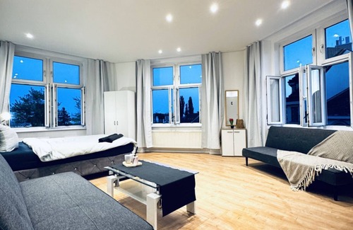 Liesing Apartment | Lovely 4BR Apt; Near Kaufpark Alterlaa