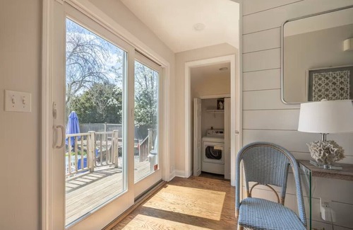 Fairfield House | Lovely 5 Bedroom Beach House with Large Backyard - Walk to Beach, Town or Train