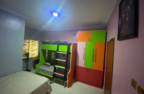 Ibadan Apartment | Lovely 5 bedroom serviced apartment with an SUV