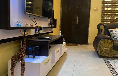 Ibadan Apartment | Lovely 5 bedroom serviced apartment with an SUV