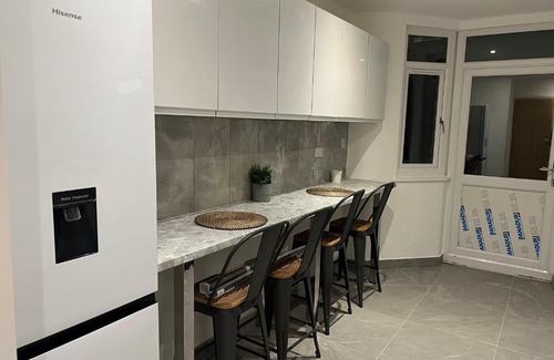 Tottenham House | Lovely 6 bedroom House 2 Minutes From Bruce Grove Within 10 Mins Walk To Tottenham Stadium