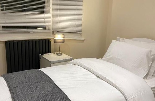 Tottenham House | Lovely 6 bedroom House 2 Minutes From Bruce Grove Within 10 Mins Walk To Tottenham Stadium
