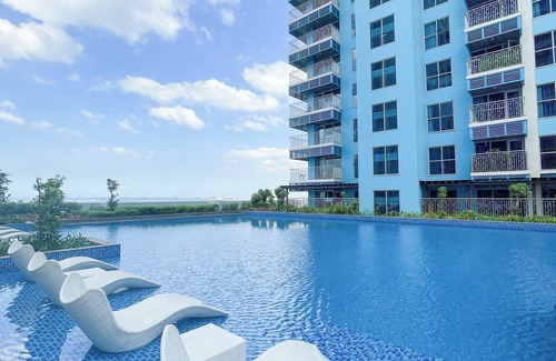 Tambo Apartment | Lovely and Luxurious 3-bedroom with Pool View across Okada Manila near Airport