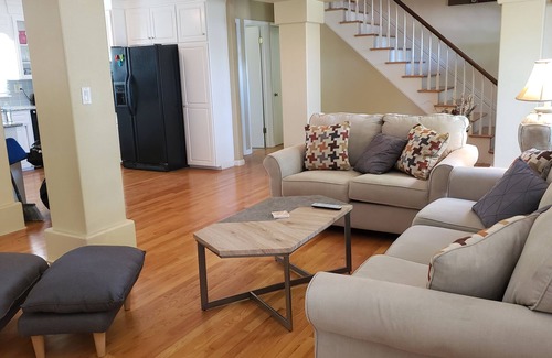 Pueblo House | Lovely and relaxing 2-story in Belmont