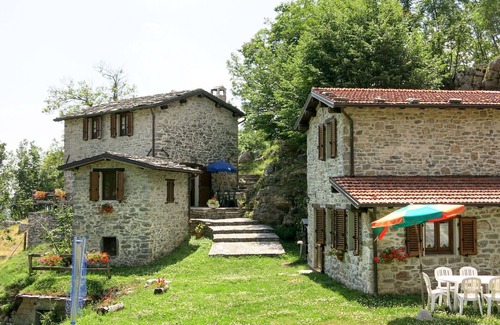 Fabbriche di Vallico Villa | Lovely apartment in villa for 6 people with pool, WIFI, TV, patio, pets allowed and parking
