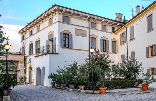 Colognola ai Colli Apartment | Lovely apartment for 8 people with WIFI, pool, A/C, TV and parking, close to Verona