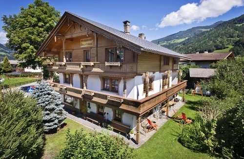 Hart im Zillertal House | Lovely apartment in villa for 15 guests with WIFI, TV, patio and pets allowed