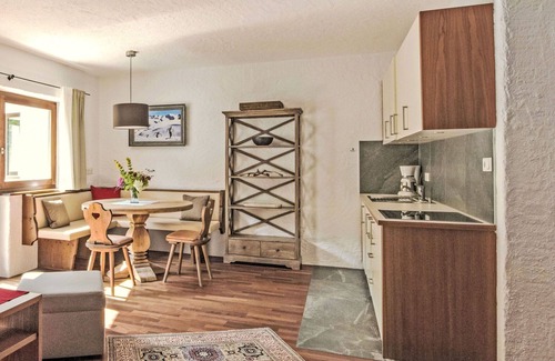 Innsbruck Apartment | Lovely apartment for 2 guests with TV, balcony and pets allowed