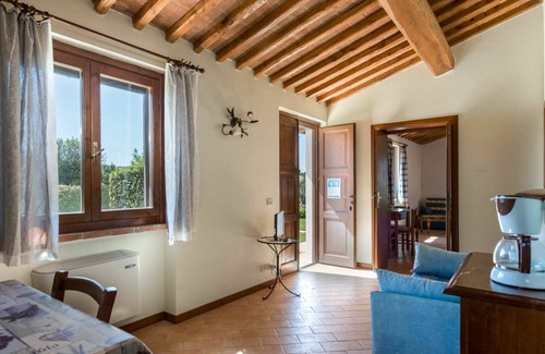 Scansano Villa | Lovely apartment in villa for 6 people with WIFI, pool, TV, patio, pets allowed and parking