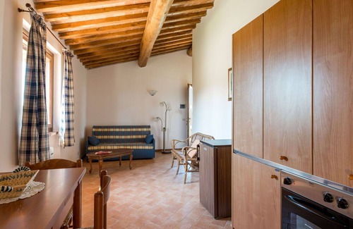 Scansano Villa | Lovely apartment in villa for 6 people with WIFI, pool, TV, patio, pets allowed and parking