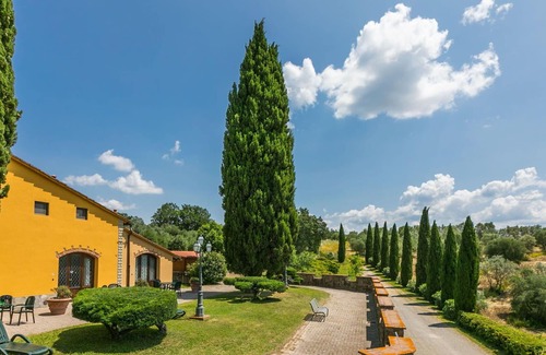 Capraia e Limite Villa | Lovely apartment in villa for 4 guests with WIFI, pool, A/C, TV and parking