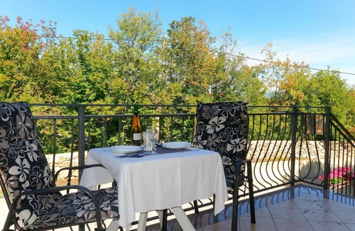 Sveti Vid Dobrinjski Apartment | Lovely apartment for 4 people with pool, WIFI, A/C, TV, patio and pets allowed