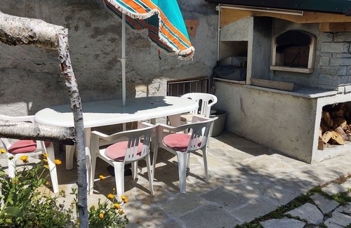 Peglio Apartment | Lovely apartment for 4 people with WIFI, TV, balcony, pets allowed and parking