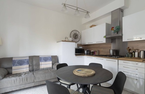 Santo Stefano al Mare Apartment | Lovely apartment for 4 people with A/C, TV, balcony and pets allowed