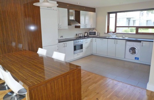 Castlemartyr Apartment | Lovely apartment for 4 guests with WIFI, TV, pets allowed and parking