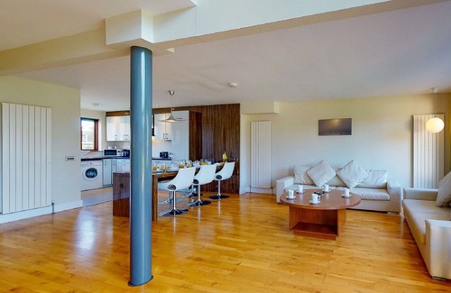 Castlemartyr Apartment | Lovely apartment for 4 guests with WIFI, TV, pets allowed and parking