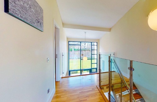 Castlemartyr Apartment | Lovely apartment for 4 guests with WIFI, TV, pets allowed and parking