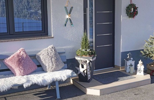 Wenns Apartment | Lovely apartment for 10 guests with WIFI, TV, patio, pets allowed and parking