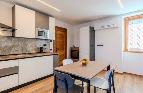 Verceia Apartment | Lovely apartment for 2 people with WIFI, A/C, TV and balcony
