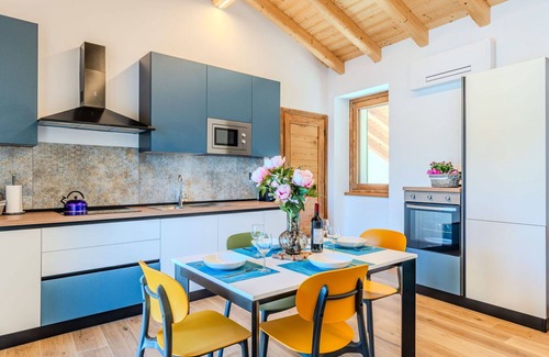 Verceia Apartment | Lovely apartment for 4 guests with WIFI, A/C, TV and balcony