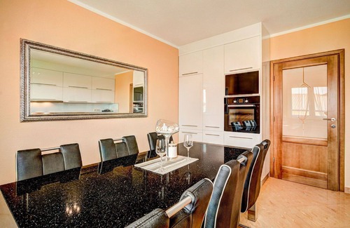 Umag Apartment | Lovely apartment for 4 people with hot tub, A/C, WIFI, TV and terrace