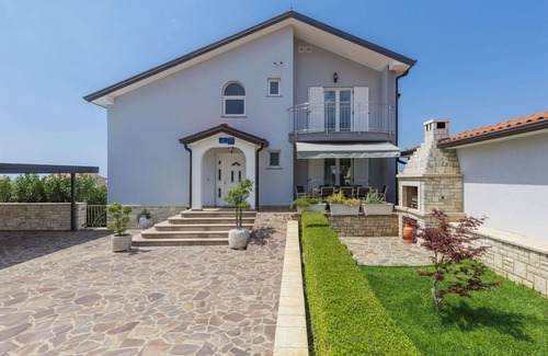 Umag Apartment | Lovely apartment for 4 people with hot tub, A/C, WIFI, TV and terrace