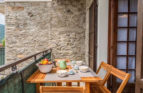 Peglio Apartment | Lovely apartment for 5 people with WIFI, TV, patio and pets allowed