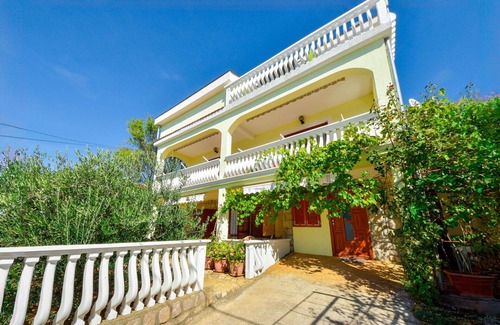 Ribarica Apartment | Lovely apartment for 6 guests with WIFI, A/C, TV and terrace