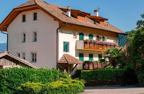 Andriano Apartment | Lovely apartment for 5 guests with WIFI, pool, TV and patio