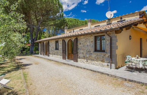 Bucine Apartment | Lovely apartment for 4 people with WIFI, pool, TV, terrace and pets allowed