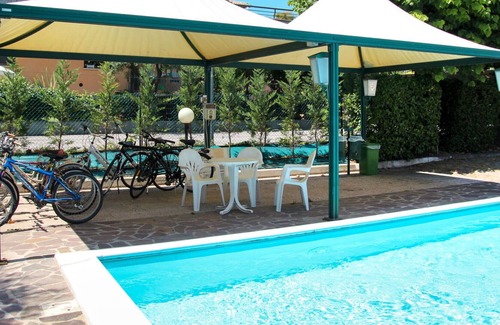 Sirmione Apartment | Lovely apartment for 5 guests with pool, WIFI, A/C, TV, terrace, pets allowed and parking